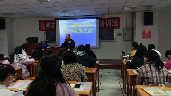 昆明市总工会职工插花花艺师免费培训班顺利开班(图2)