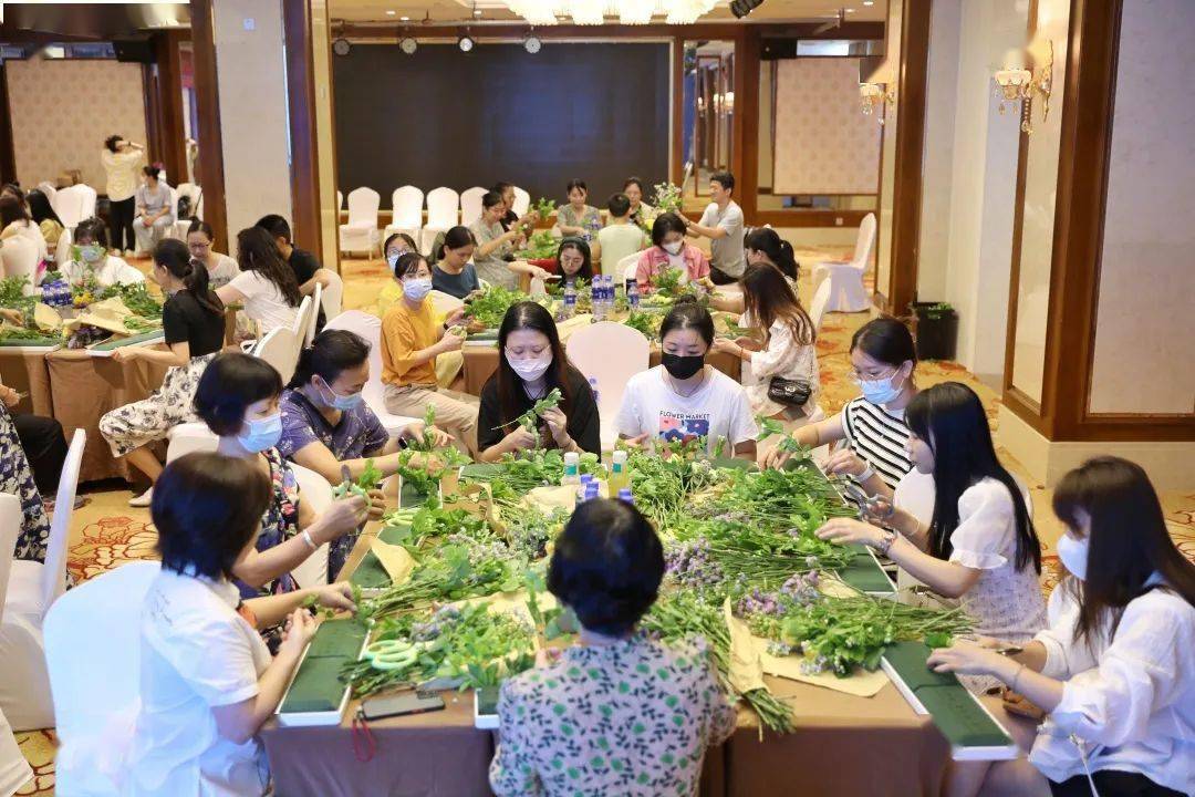 与花为伴“焙”享幸福！2023年海口市龙华区总工会花艺（烘焙）小课堂活动收官(图3)