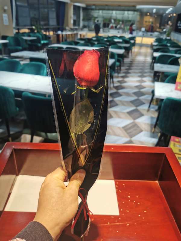我在武汉抗疫一线）：领导给团队唯一的女士送来鲜花和礼物(图2)