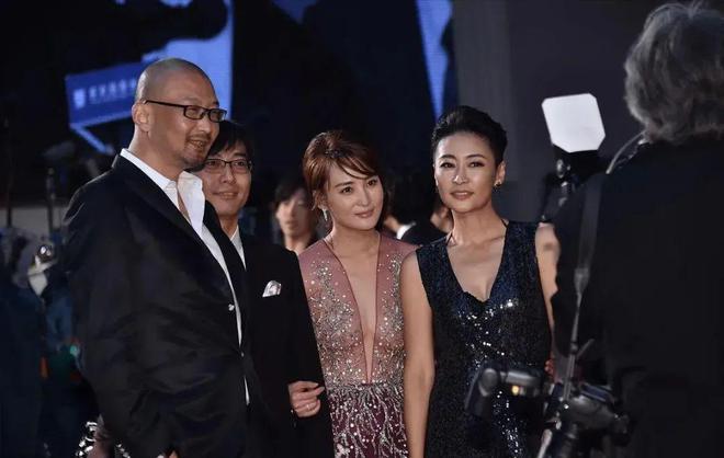 蒋勤勤挺会拿捏尺度穿礼裙领口开到腰非但不俗气还很高级(图4) 蒋勤勤挺会拿捏尺度穿礼裙领口开到腰非但不俗气还很高级(图4)