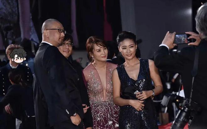 蒋勤勤挺会拿捏尺度穿礼裙领口开到腰非但不俗气还很高级(图2) 蒋勤勤挺会拿捏尺度穿礼裙领口开到腰非但不俗气还很高级(图2)