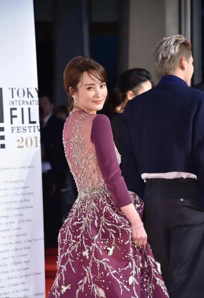 蒋勤勤挺会拿捏尺度穿礼裙领口开到腰非但不俗气还很高级(图3) 蒋勤勤挺会拿捏尺度穿礼裙领口开到腰非但不俗气还很高级(图3)