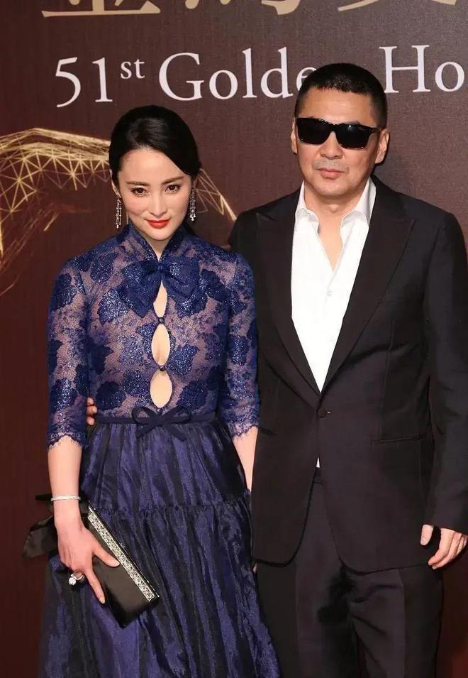 蒋勤勤挺会拿捏尺度穿礼裙领口开到腰非但不俗气还很高级(图9) 蒋勤勤挺会拿捏尺度穿礼裙领口开到腰非但不俗气还很高级(图9)