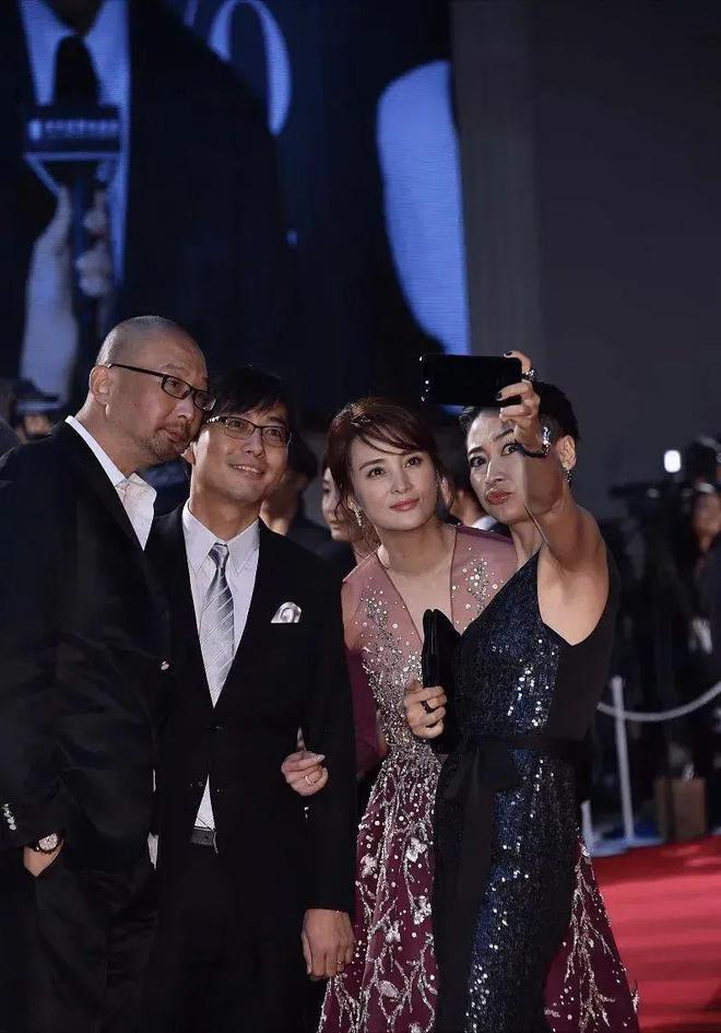 蒋勤勤挺会拿捏尺度穿礼裙领口开到腰非但不俗气还很高级(图5) 蒋勤勤挺会拿捏尺度穿礼裙领口开到腰非但不俗气还很高级(图5)