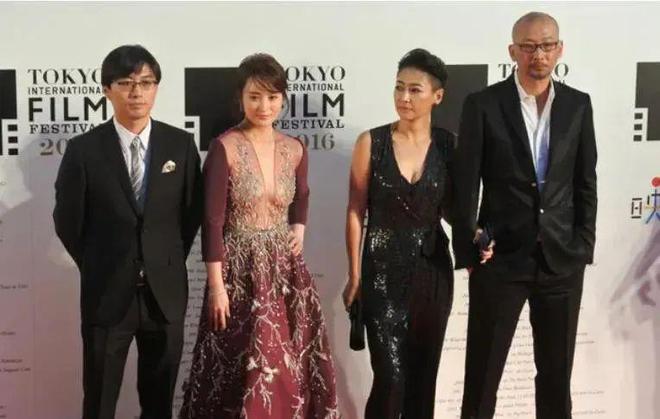 蒋勤勤挺会拿捏尺度穿礼裙领口开到腰非但不俗气还很高级(图6) 蒋勤勤挺会拿捏尺度穿礼裙领口开到腰非但不俗气还很高级(图6)