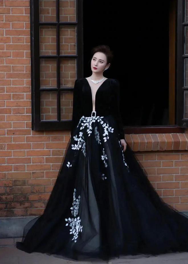 蒋勤勤挺会拿捏尺度穿礼裙领口开到腰非但不俗气还很高级(图8) 蒋勤勤挺会拿捏尺度穿礼裙领口开到腰非但不俗气还很高级(图8)