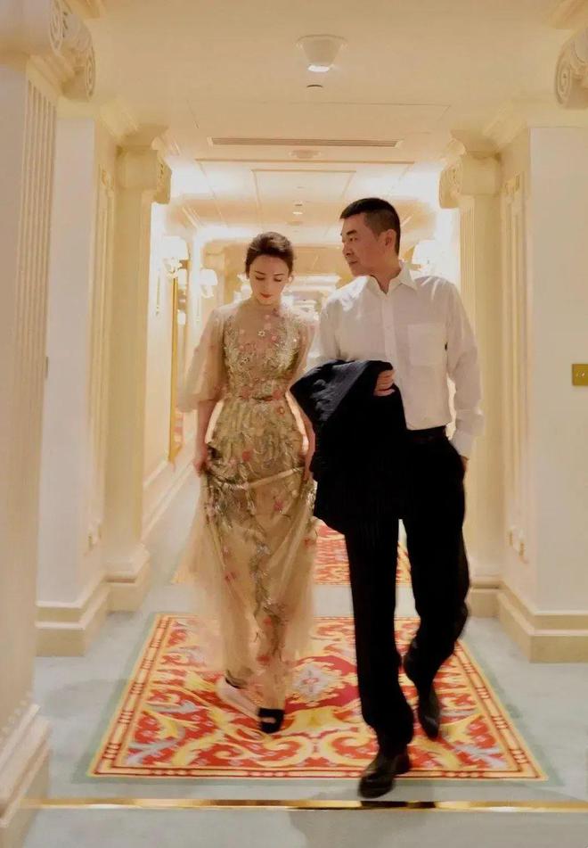 蒋勤勤挺会拿捏尺度穿礼裙领口开到腰非但不俗气还很高级(图10) 蒋勤勤挺会拿捏尺度穿礼裙领口开到腰非但不俗气还很高级(图10)