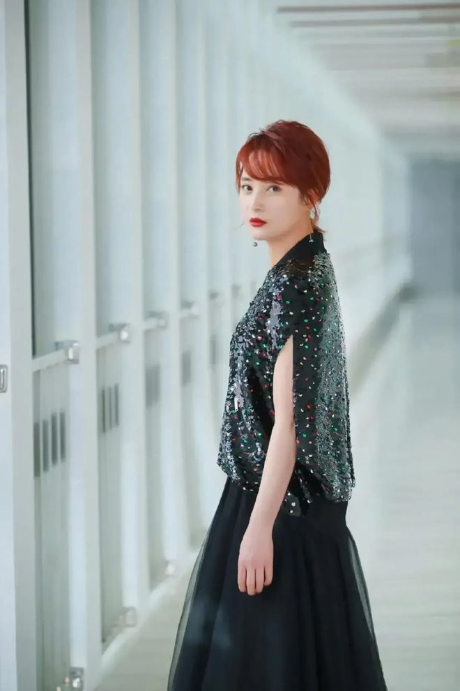 蒋勤勤挺会拿捏尺度穿礼裙领口开到腰非但不俗气还很高级(图12) 蒋勤勤挺会拿捏尺度穿礼裙领口开到腰非但不俗气还很高级(图12)