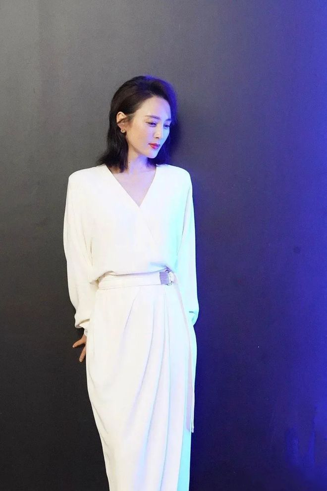 蒋勤勤挺会拿捏尺度穿礼裙领口开到腰非但不俗气还很高级(图11) 蒋勤勤挺会拿捏尺度穿礼裙领口开到腰非但不俗气还很高级(图11)