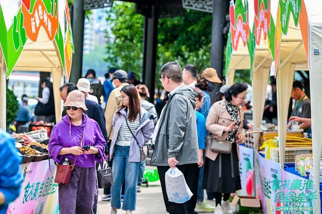 助农又惠民“食礼秦淮 园园牵手”走进公园 把实惠装进市民菜篮子(图2)