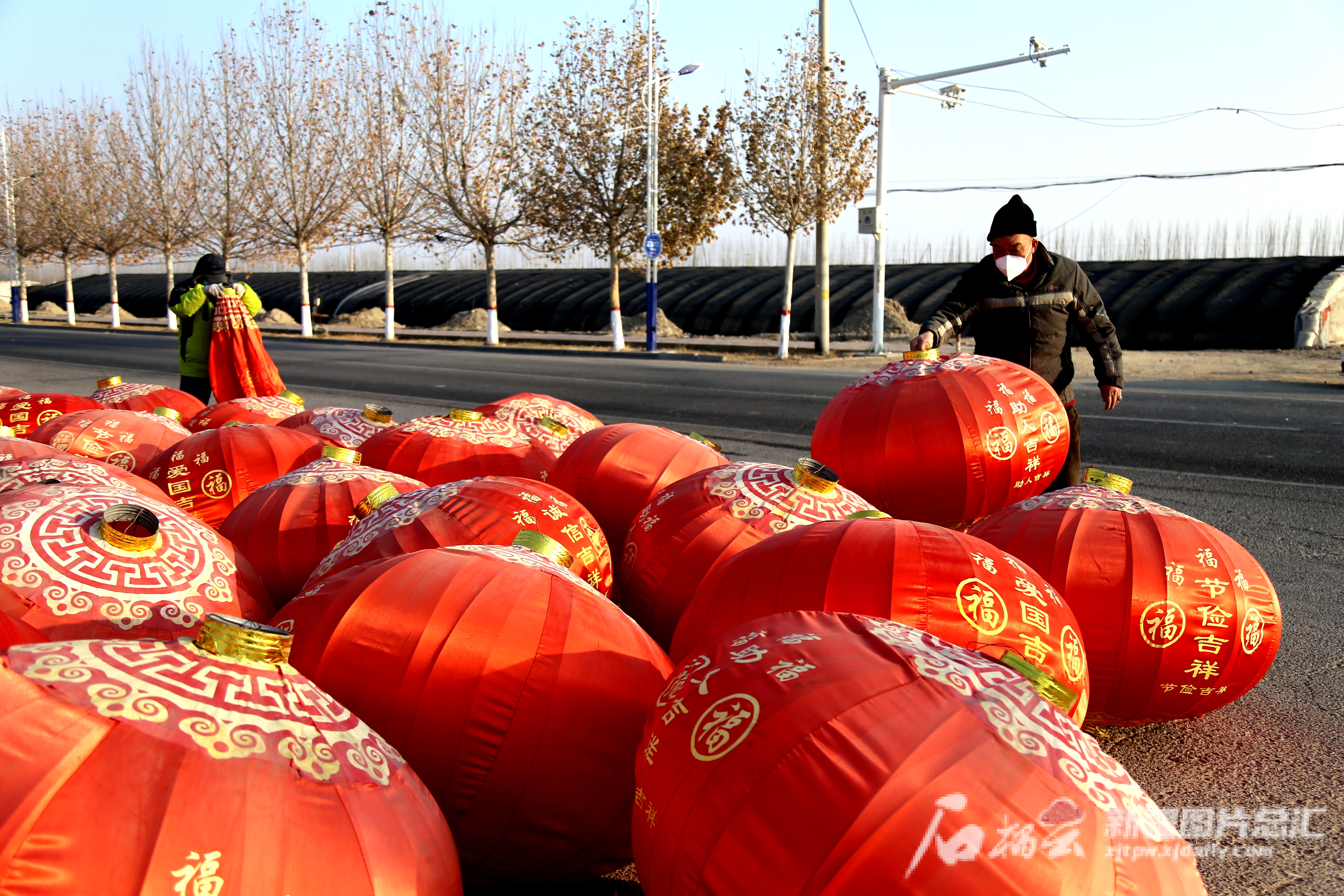 贴窗花、选饰品、购鲜花……迎新年的氛围来了!(图4) 贴窗花、选饰品、购鲜花……迎新年的氛围来了!(图4)