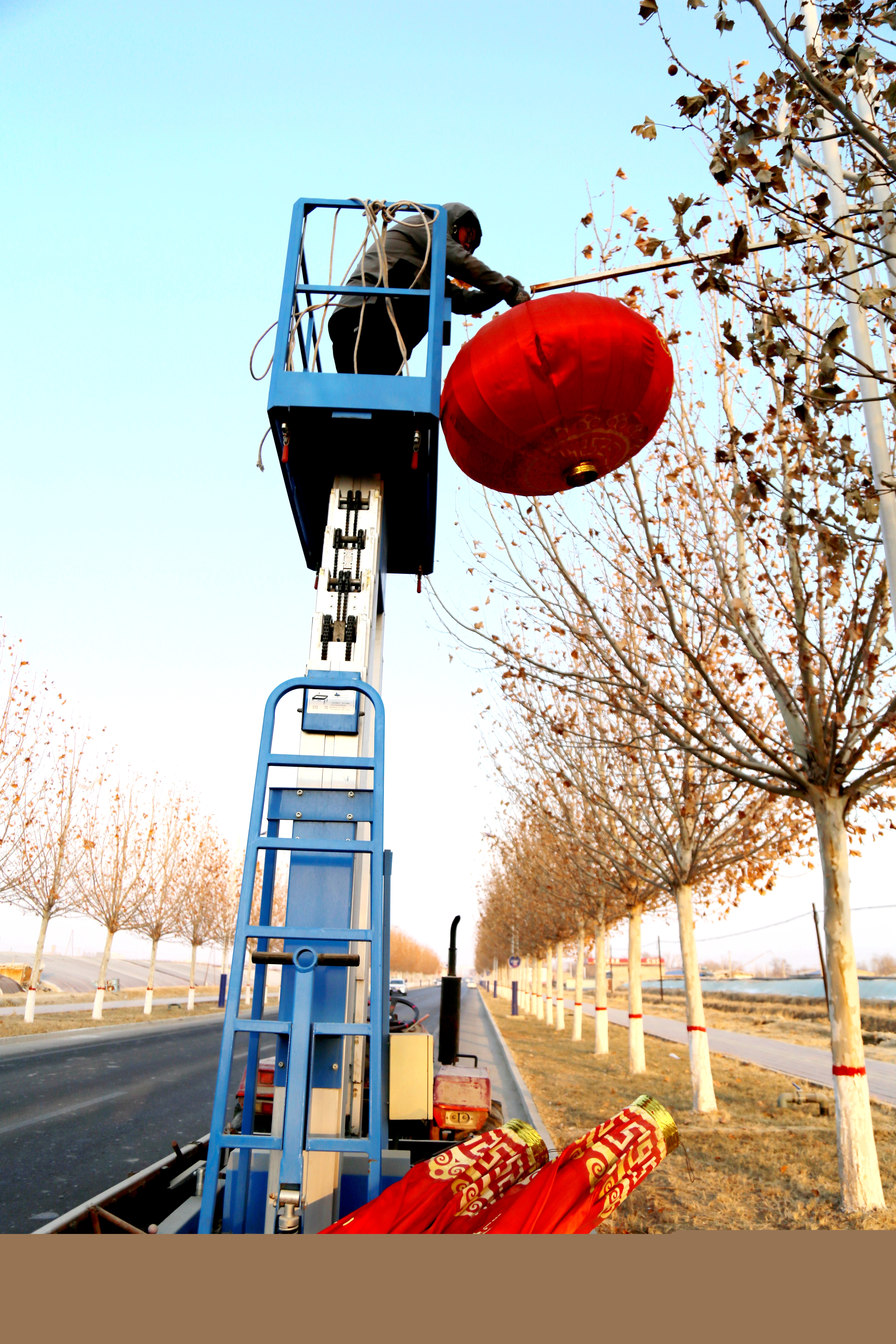 贴窗花、选饰品、购鲜花……迎新年的氛围来了!(图5) 贴窗花、选饰品、购鲜花……迎新年的氛围来了!(图5)