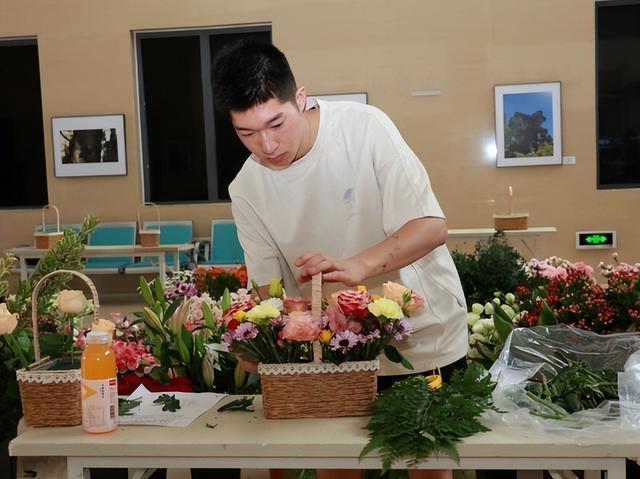 特别的爱给特别的您！大学女生教师节送了老师一束玫瑰花(图2)