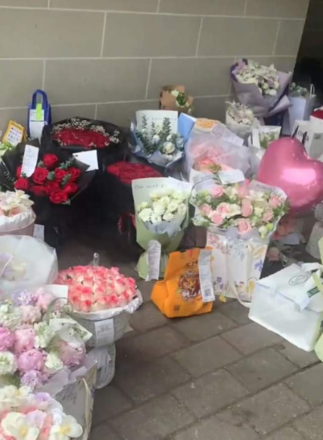 “舔狗”经济520鲜花一束15块没人买拒绝送礼成男人共识(图3)