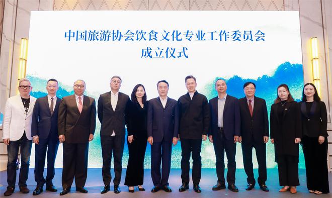 VOSS 2024“流动的盛筵”首站拉开帷幕半岛精品店携手法国艺术家推出“蓓蕾绽放”礼盒 美食情报(图7)